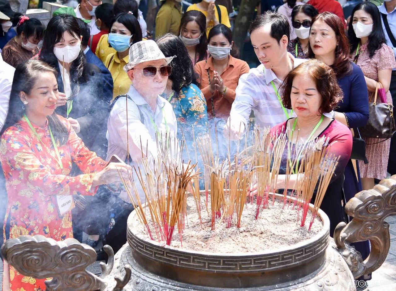 Đoàn kiều bào dâng hương