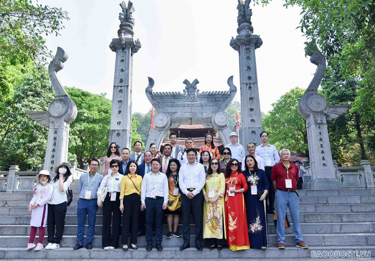 Đoàn kiều bào dâng hương