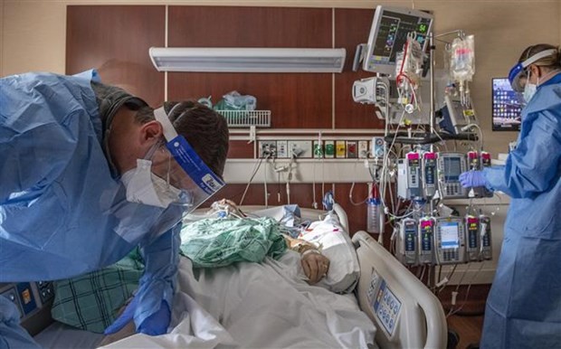 Điều trị cho bệnh nhân nhiễm COVID-19 tại bệnh viện ở Hartford, Connecticut (Mỹ). (Ảnh: AFP/TTXVN)