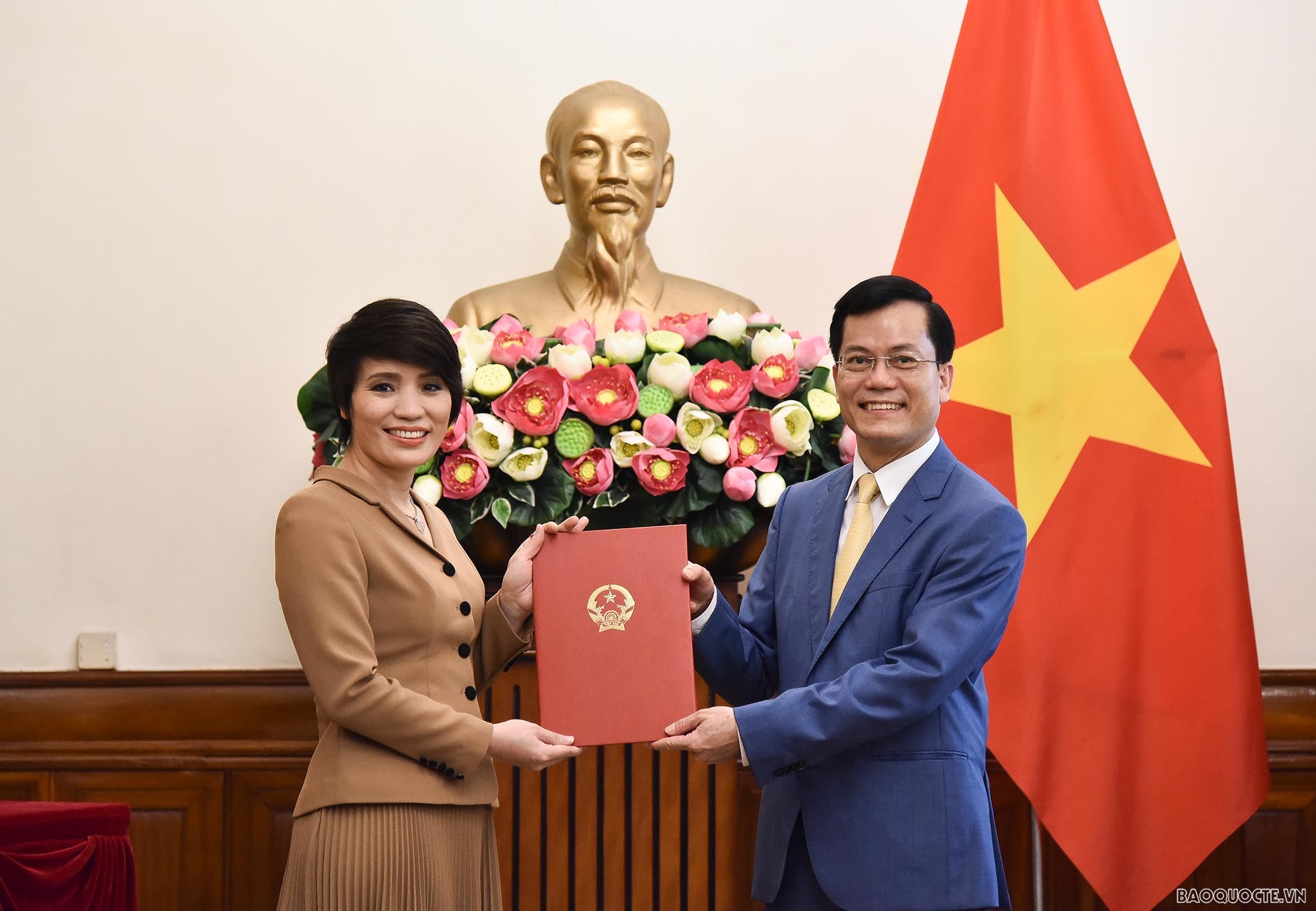 Thứ trưởng Ngoại giao Hà Kim Ngọc trao quyết định bổ nhiệm, điều động cán bộ cấp Vụ