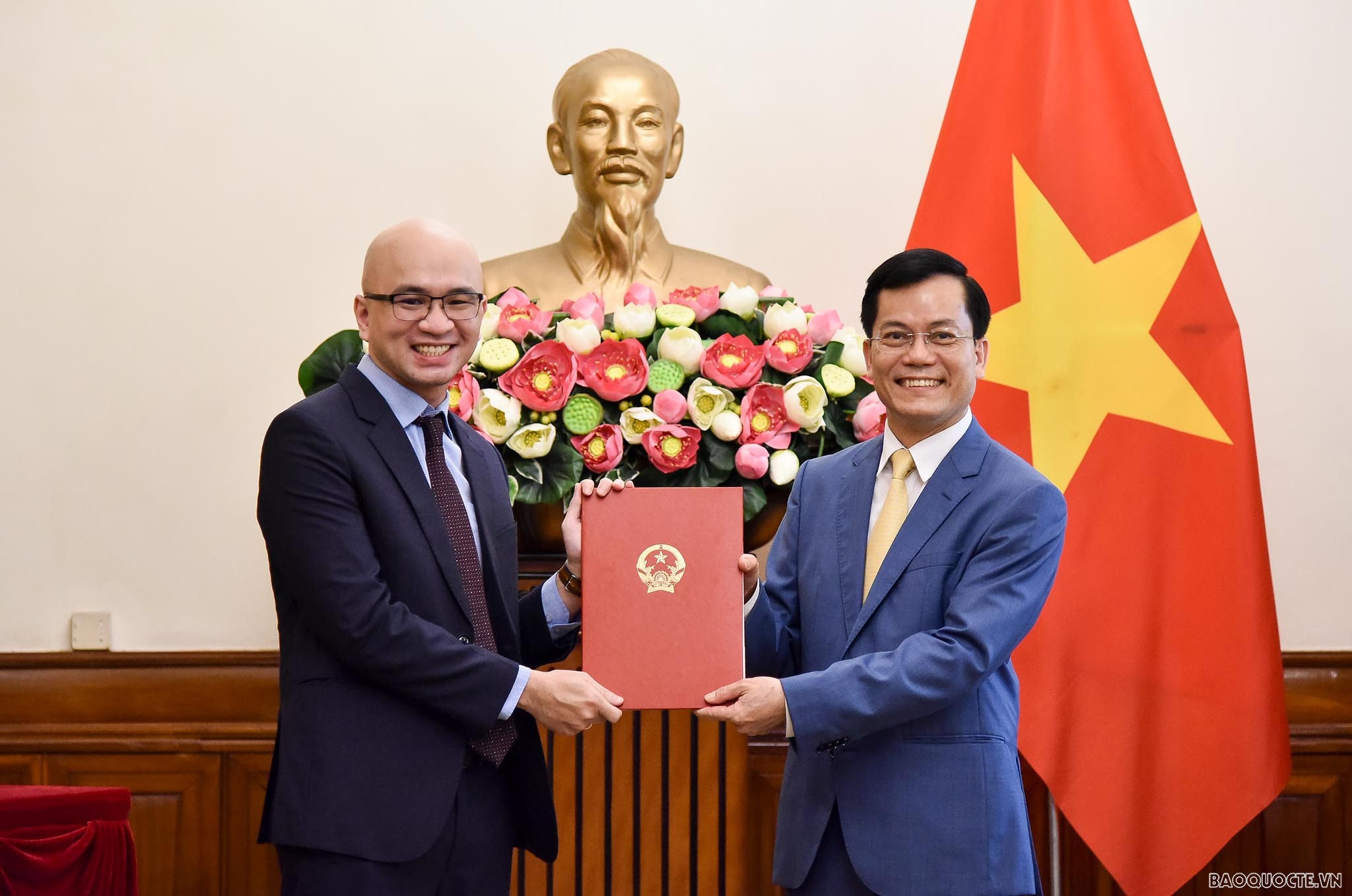 Thứ trưởng Ngoại giao Hà Kim Ngọc trao quyết định bổ nhiệm, điều động cán bộ cấp Vụ