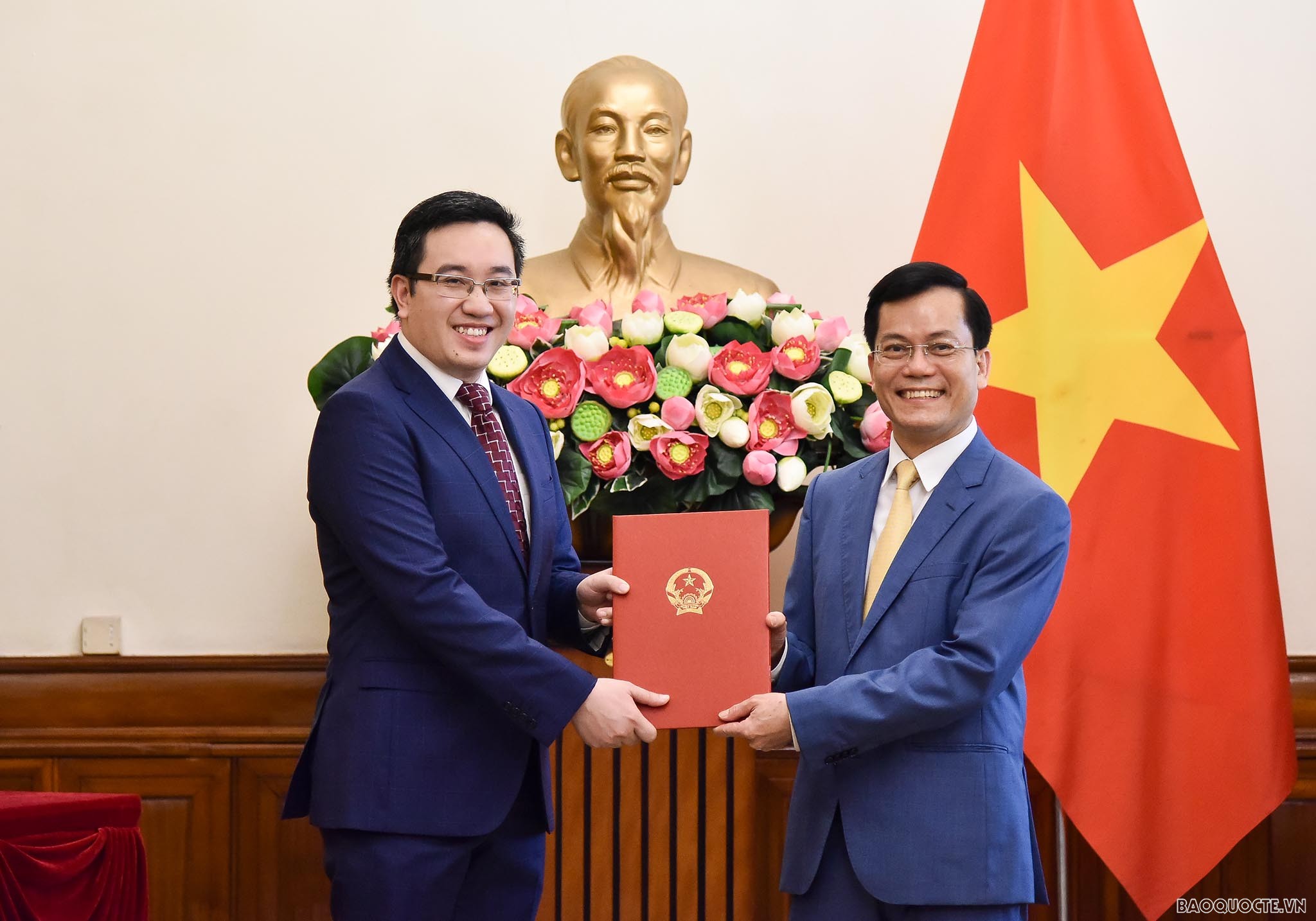 Thứ trưởng Ngoại giao Hà Kim Ngọc trao quyết định bổ nhiệm, điều động cán bộ cấp Vụ