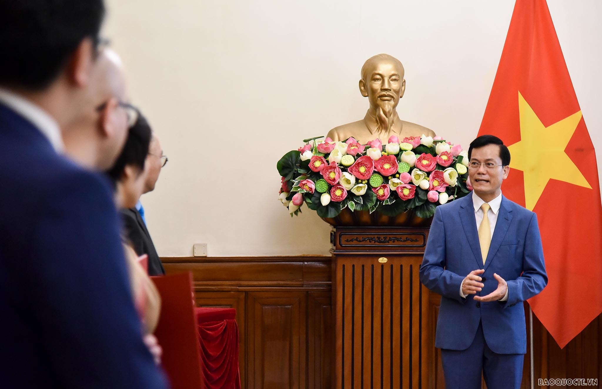 Thứ trưởng Ngoại giao Hà Kim Ngọc trao quyết định bổ nhiệm, điều động cán bộ cấp Vụ