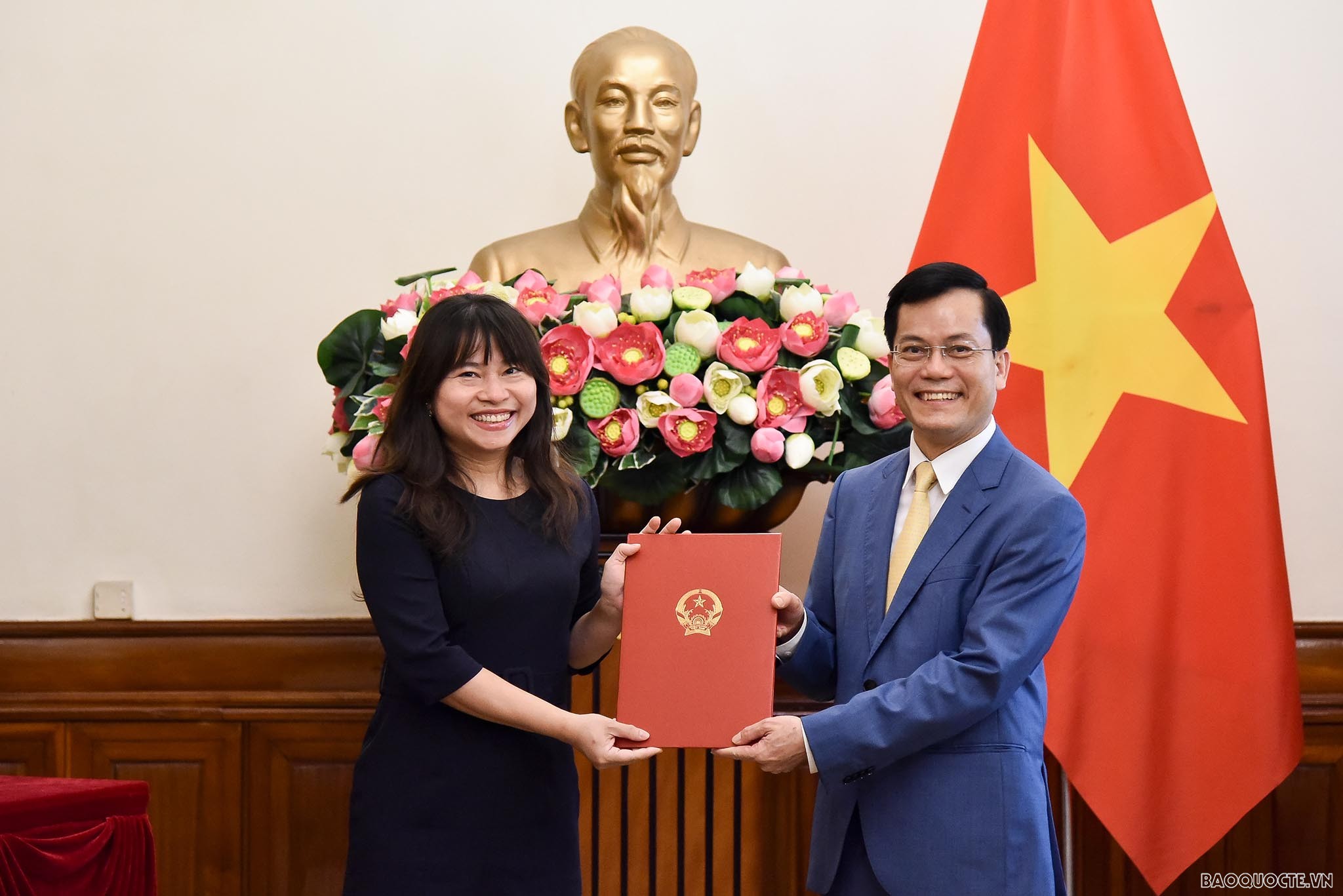 Thứ trưởng Ngoại giao Hà Kim Ngọc trao quyết định bổ nhiệm, điều động cán bộ cấp Vụ