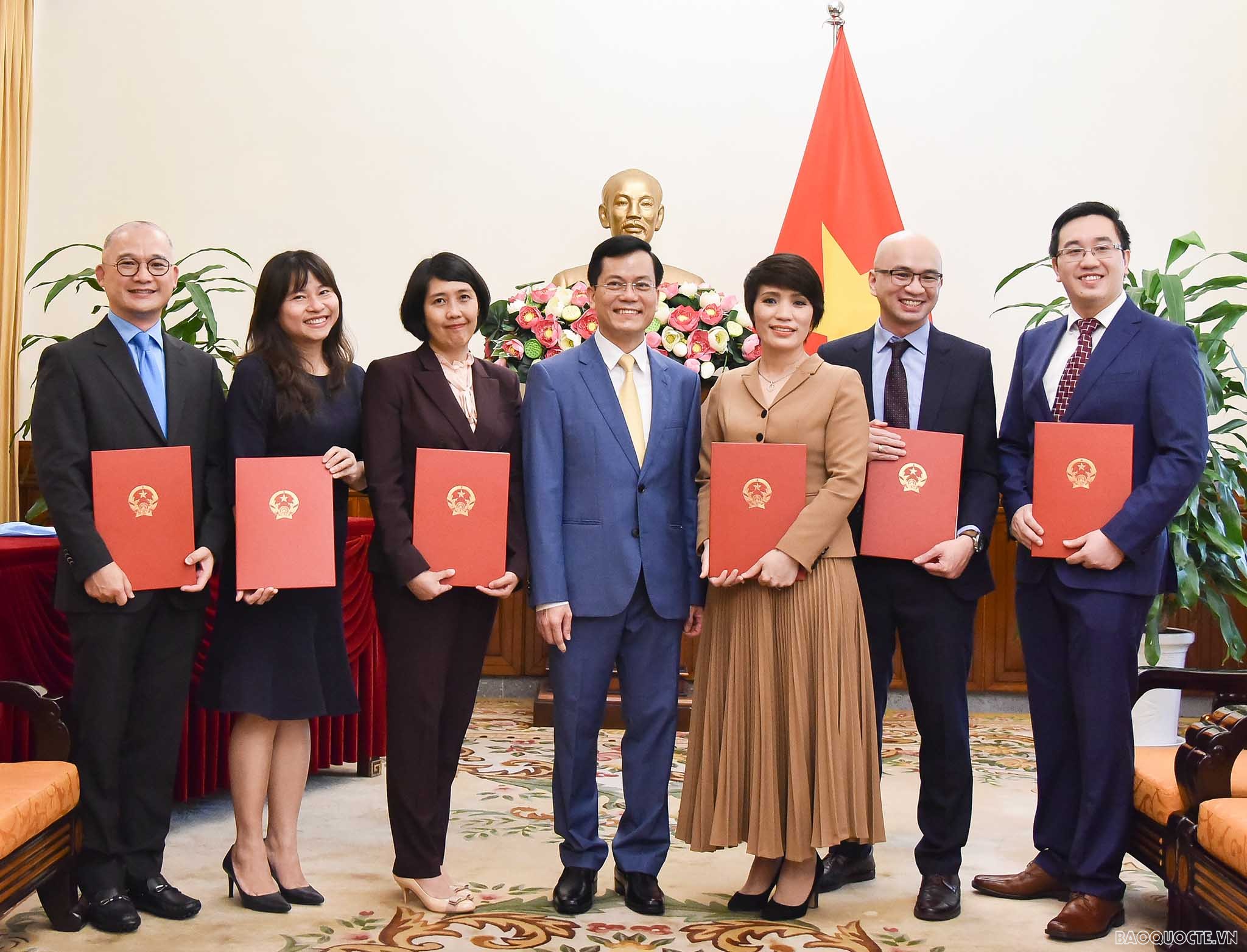 Thứ trưởng Ngoại giao Hà Kim Ngọc trao quyết định bổ nhiệm, điều động cán bộ cấp Vụ