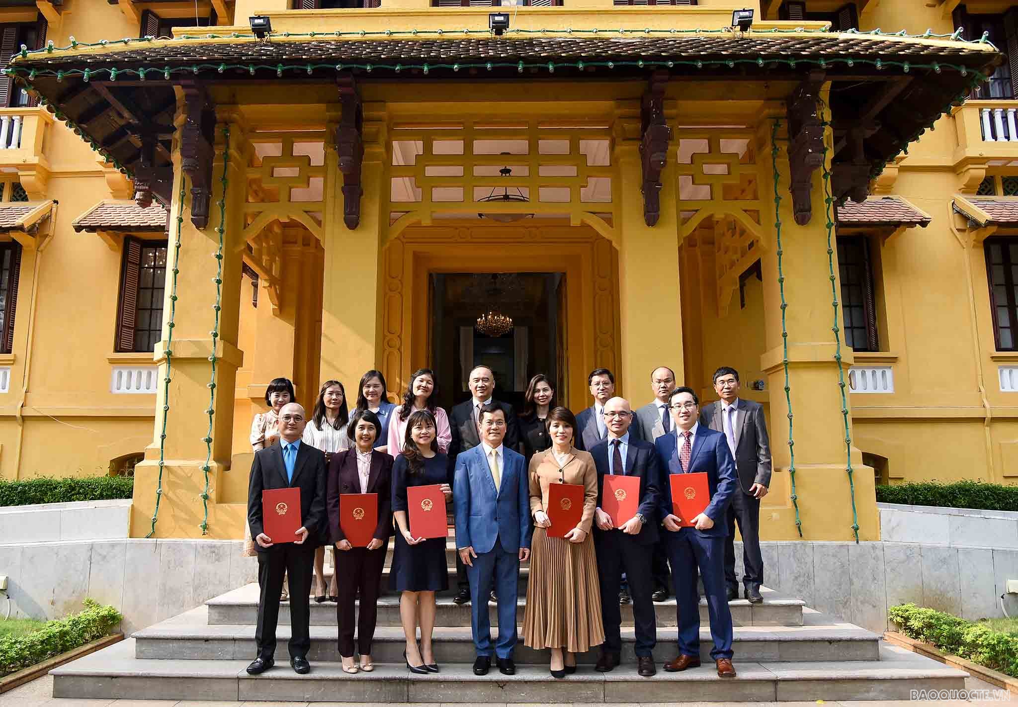 Thứ trưởng Ngoại giao Hà Kim Ngọc trao quyết định bổ nhiệm, điều động cán bộ cấp Vụ