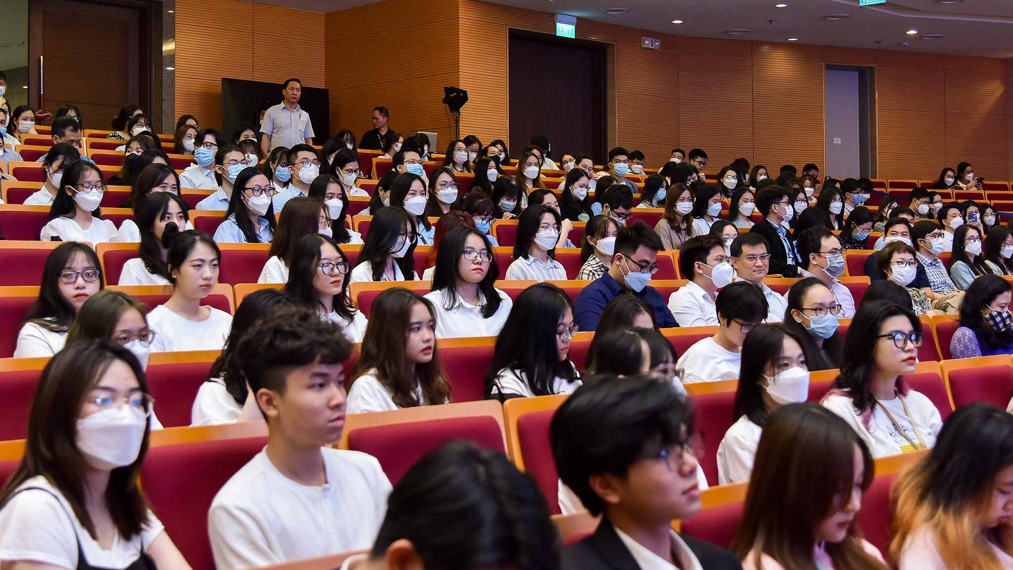 Phát động phong trào học tập, nâng cao năng lực ngoại ngữ cho cán bộ ngoại giao trẻ