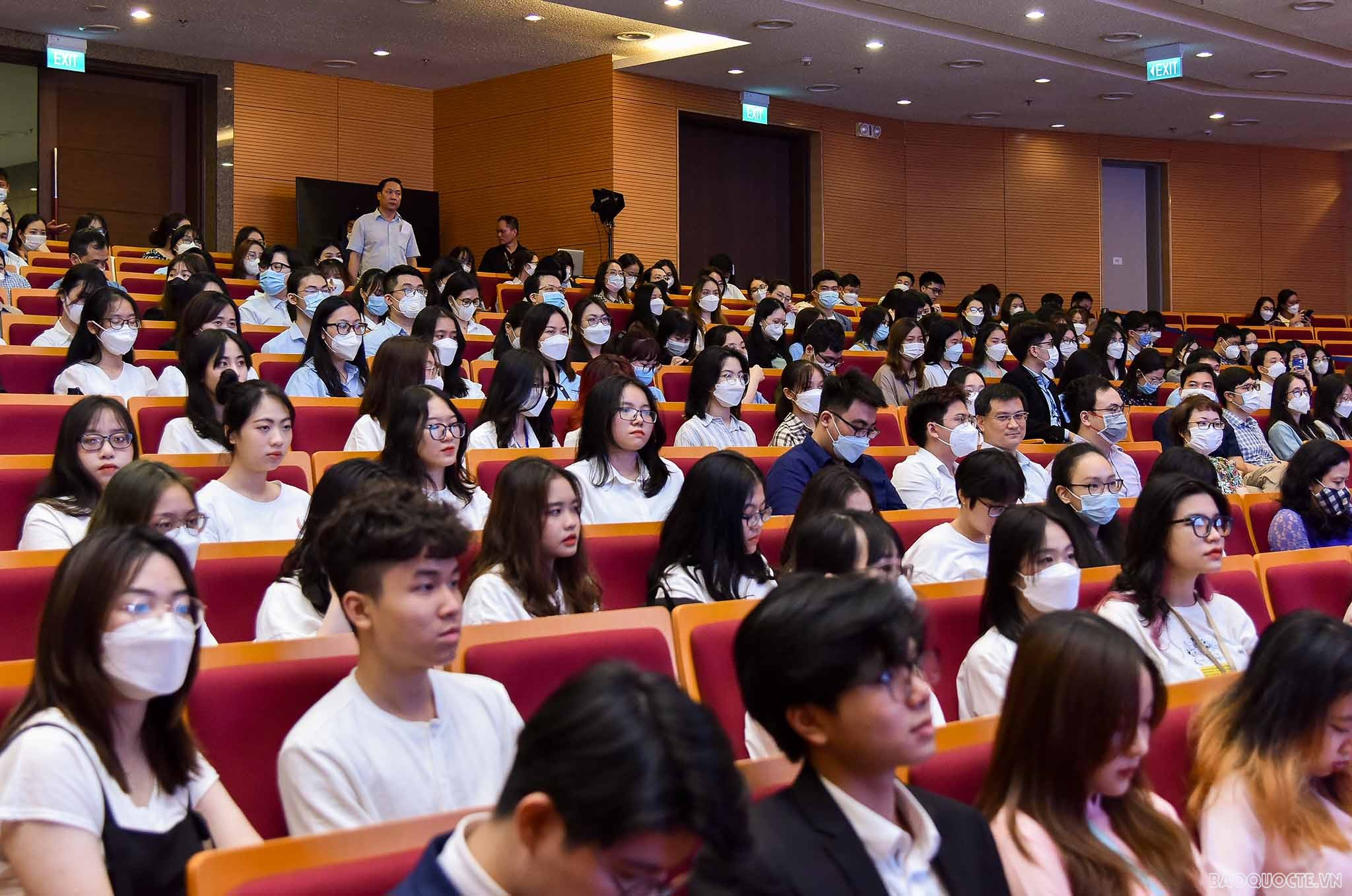 Phát động phong trào học tập, nâng cao năng lực ngoại ngữ cho cán bộ ngoại giao trẻ