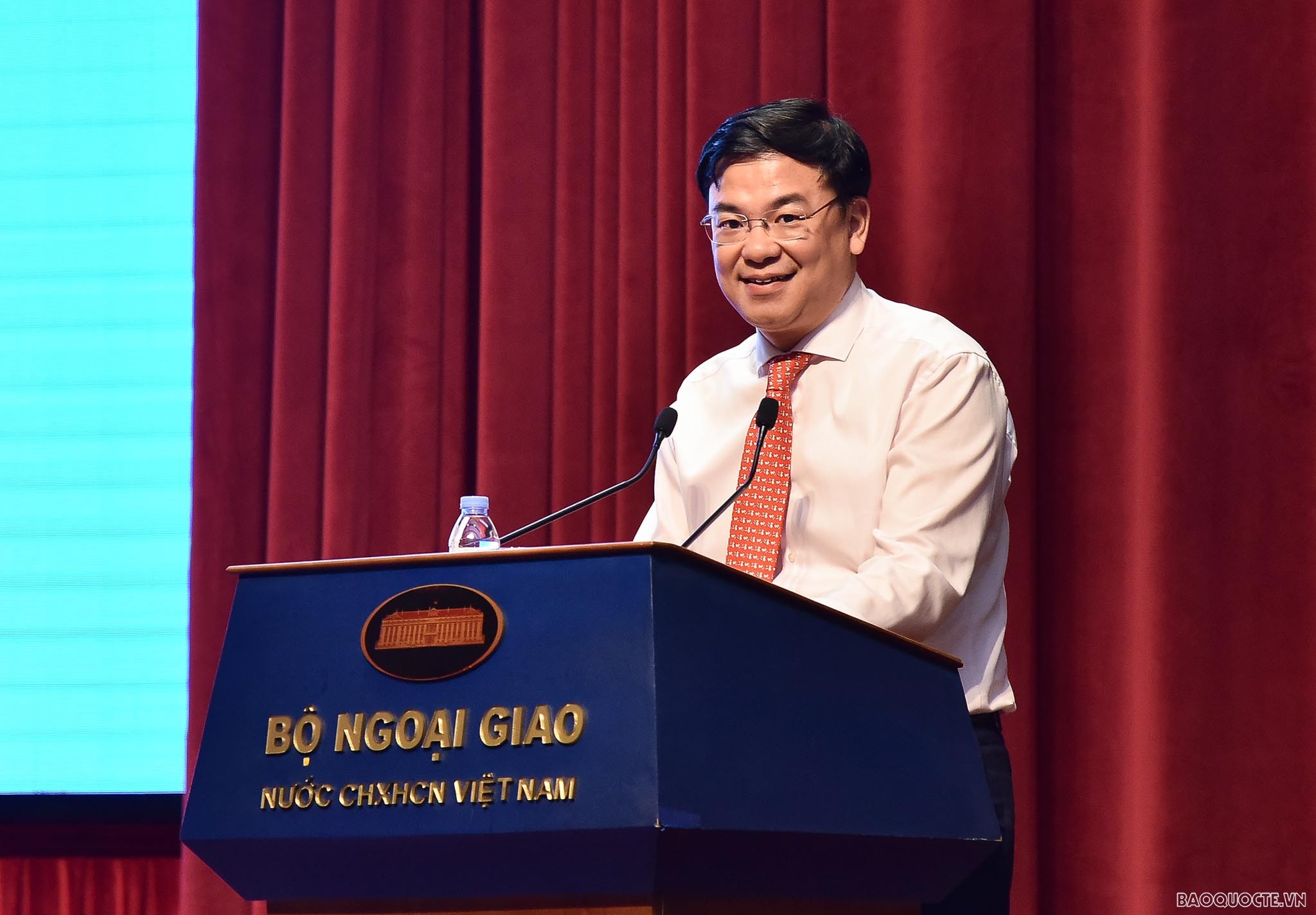 Phát động phong trào học tập, nâng cao năng lực ngoại ngữ cho cán bộ ngoại giao trẻ