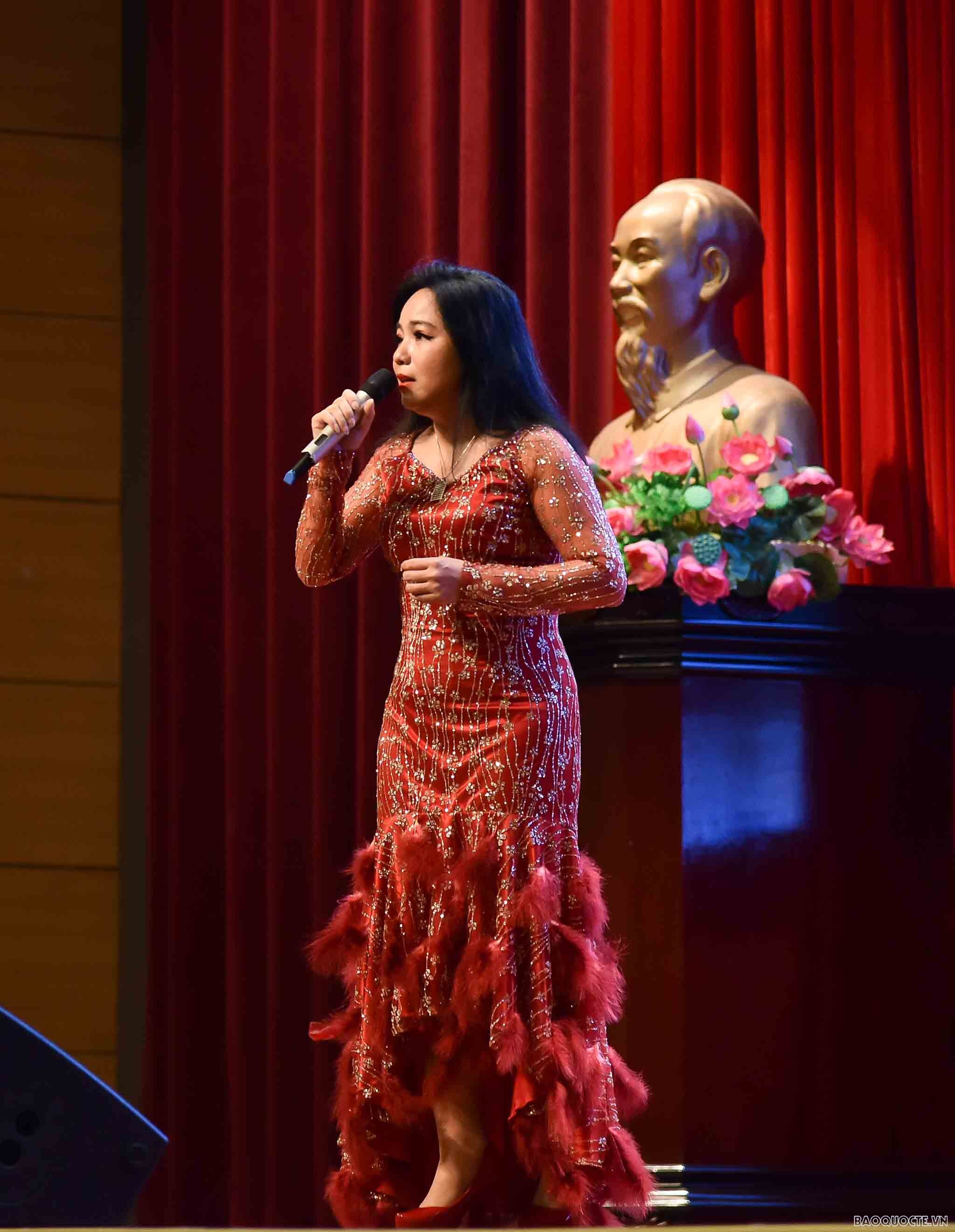 Phát động phong trào học tập, nâng cao năng lực ngoại ngữ cho cán bộ ngoại giao trẻ