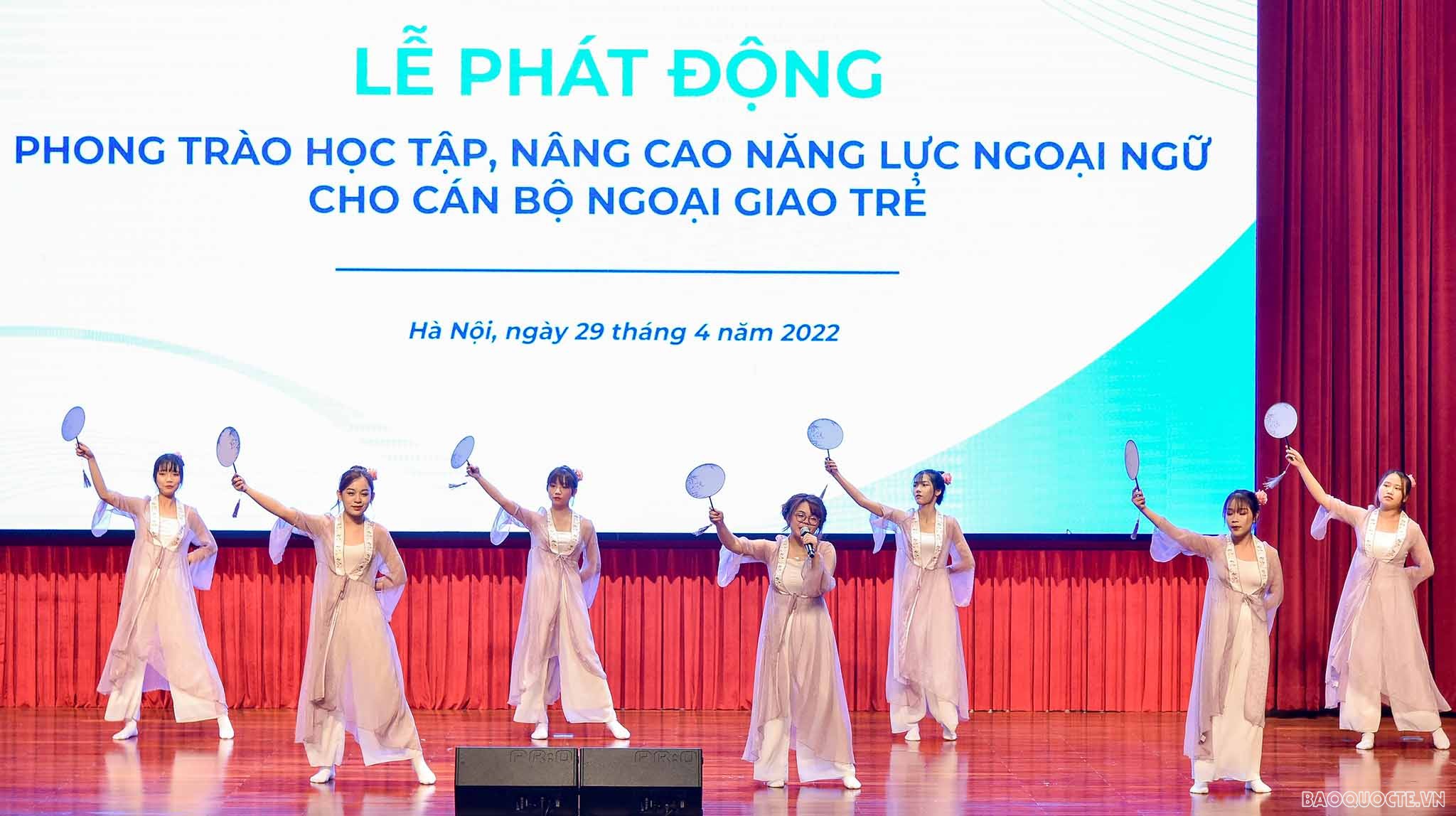 Phát động phong trào học tập, nâng cao năng lực ngoại ngữ cho cán bộ ngoại giao trẻ