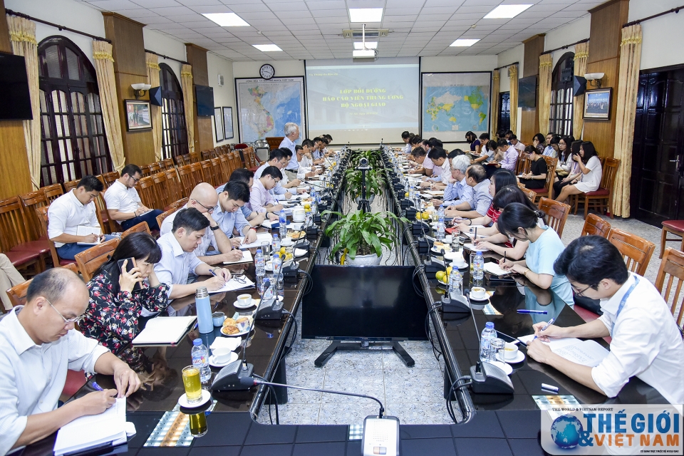 bo ngoai giao to chuc lop boi duong bao cao vien trung uong