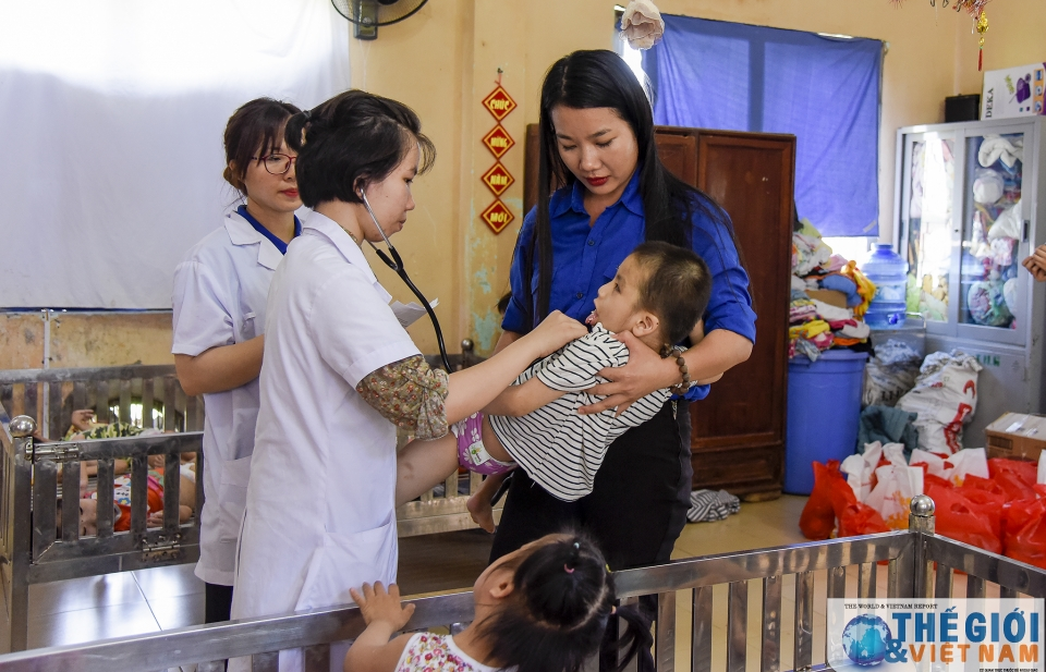 Người già và trẻ em trung tâm Thụy An được khám và cấp thuốc miễn phí