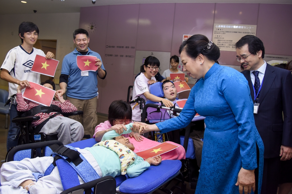 phu nhan chu tich nuoc tham trung tam khuyet tat tre em nhat ban