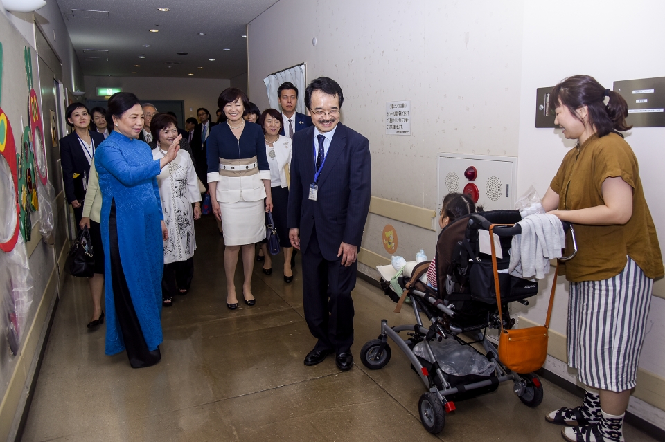 phu nhan chu tich nuoc tham trung tam khuyet tat tre em nhat ban