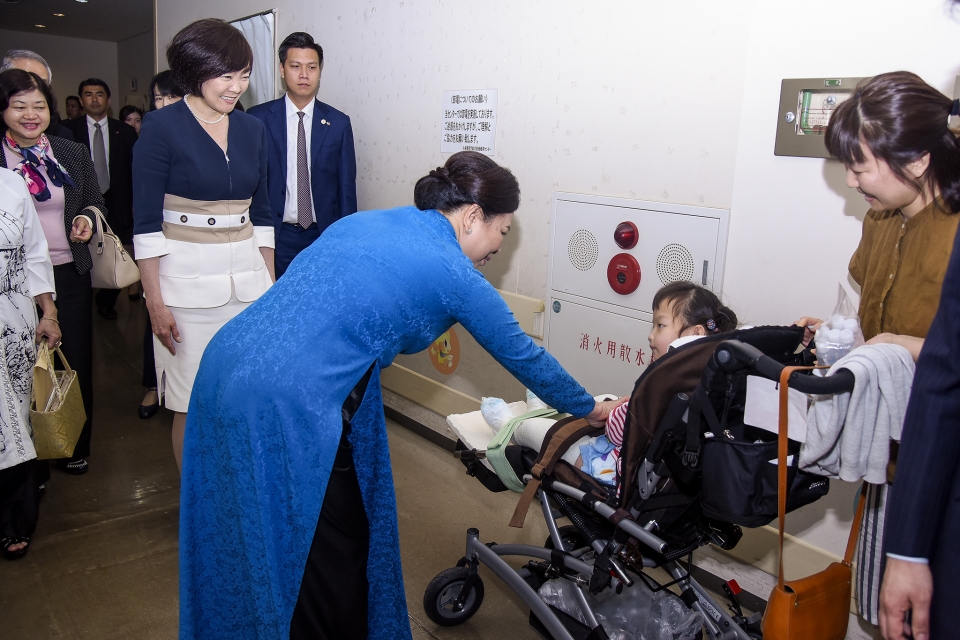 phu nhan chu tich nuoc tham trung tam khuyet tat tre em nhat ban