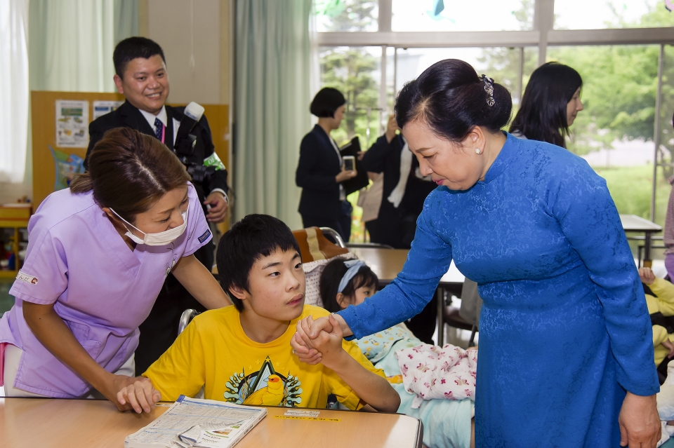 phu nhan chu tich nuoc tham trung tam khuyet tat tre em nhat ban