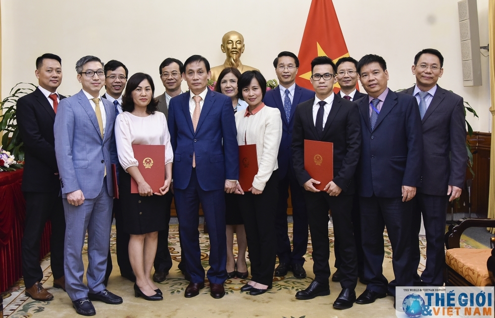 Thứ trưởng Bộ Ngoại giao Lê Hoài Trung trao quyết định phân công, điều động cán bộ