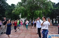 ham ho tap the duc qua ban cong cung huan luyen vien thoi dai dich covid 19