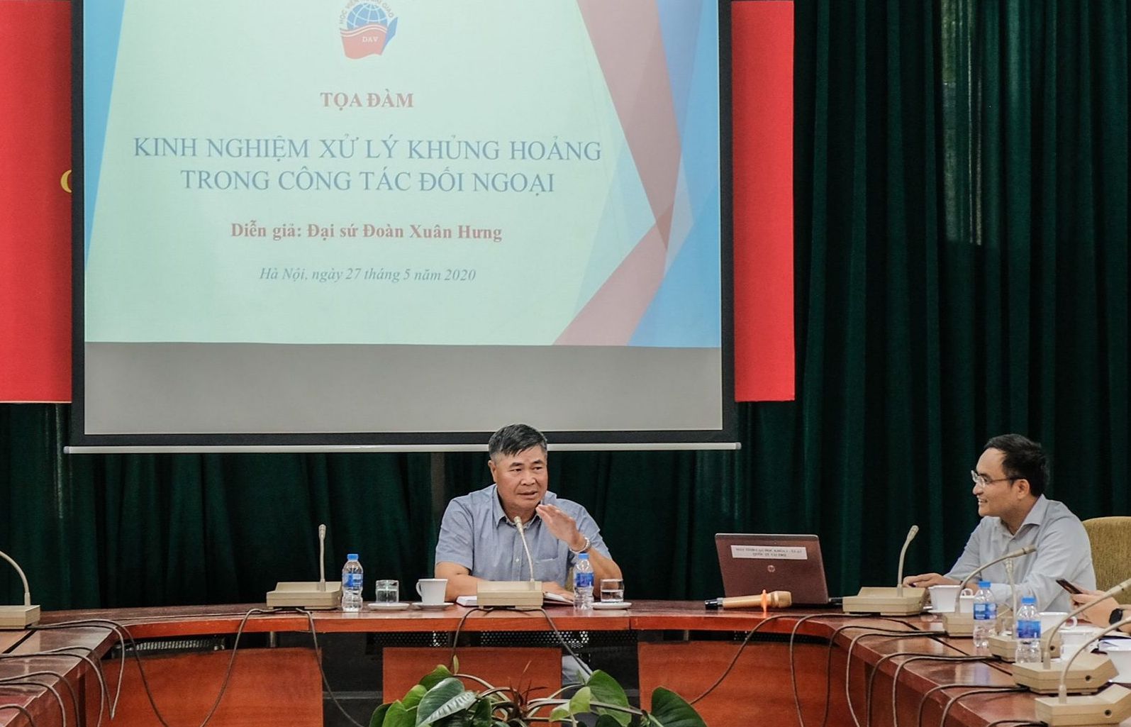 Kinh nghiệm xử lý khủng hoảng trong công tác đối ngoại