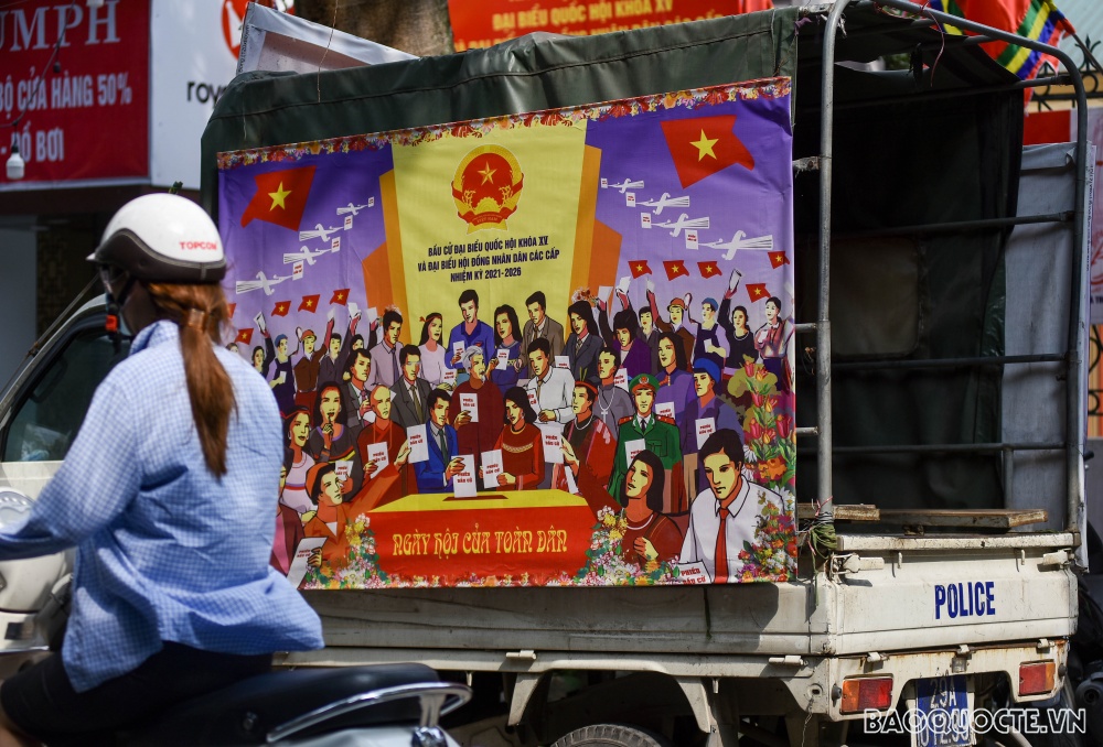 Đường phố Hà Nội rực rỡ trước ngày bầu cử Quốc hội