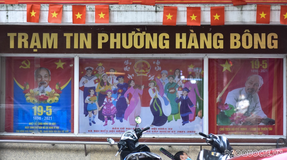 Đường phố Hà Nội rực rỡ trước ngày bầu cử Quốc hội