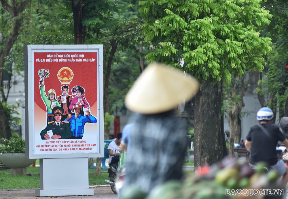 Đường phố Hà Nội rực rỡ trước ngày hội bầu cử