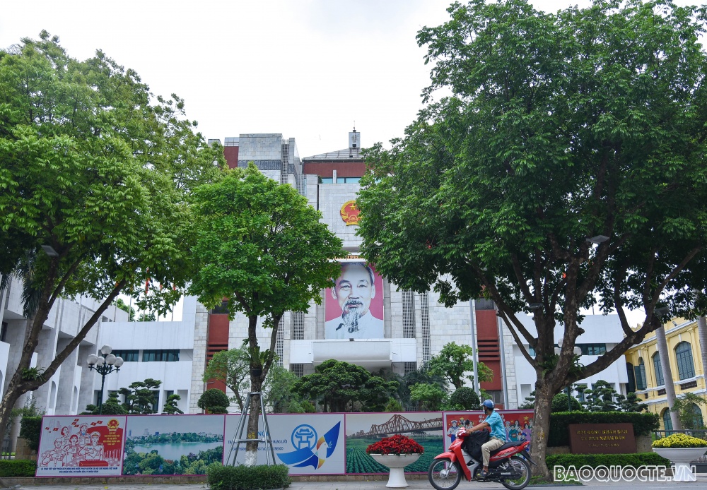 Đường phố Hà Nội rực rỡ trước ngày hội bầu cử