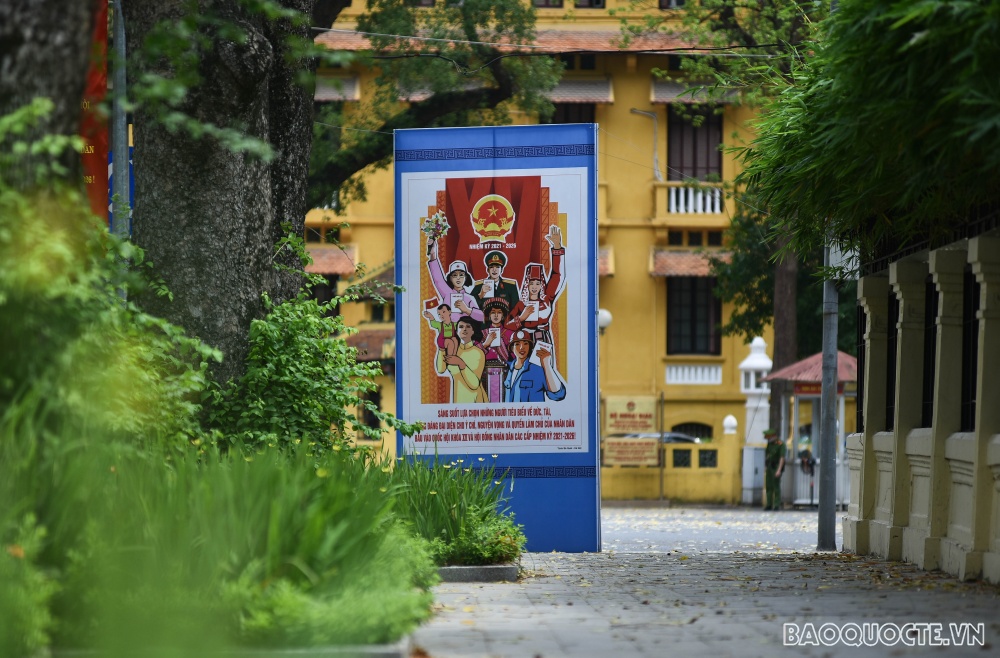 Đường phố Hà Nội rực rỡ trước ngày hội bầu cử