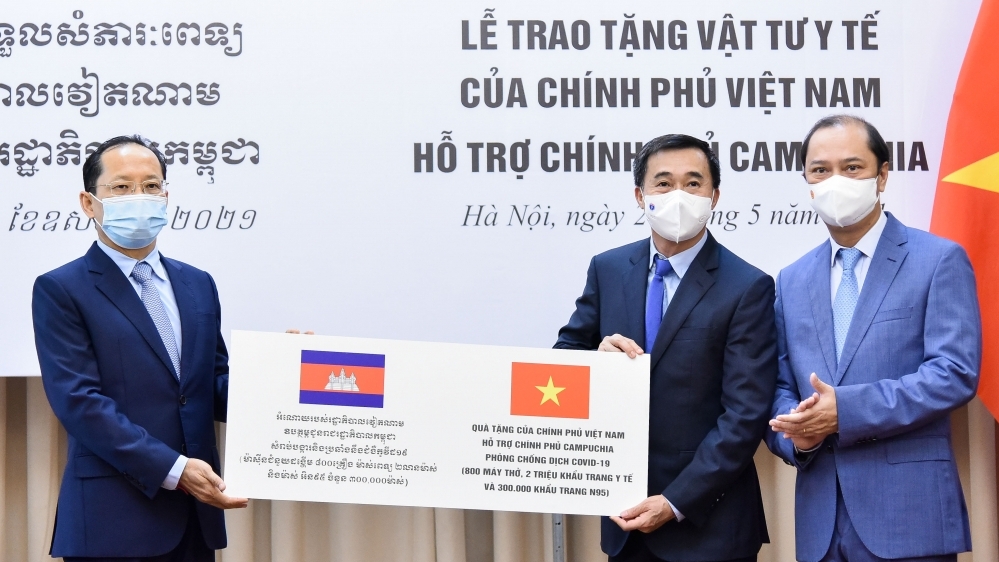 Việt Nam trao tặng 800 máy thở, hơn 2 triệu khẩu trang hỗ trợ Campuchia chống Covid-19