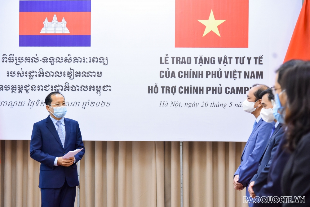Việt Nam trao tặng vật tư y tế cho Campuchia