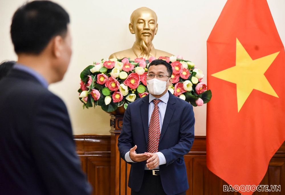 Thứ trưởng Ngoại giao Nguyễn Minh Vũ trao quyết định điều động cán bộ cấp Vụ