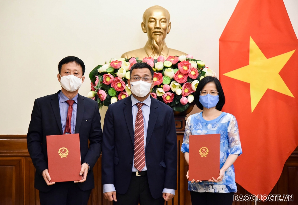 Thứ trưởng Ngoại giao Nguyễn Minh Vũ trao quyết định điều động cán bộ cấp Vụ