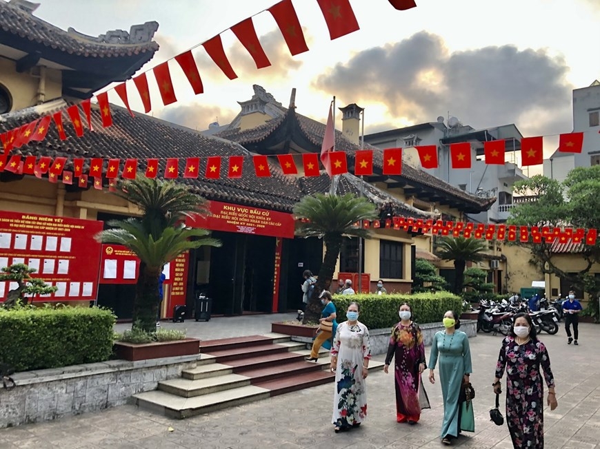 Cử tri đến tham gia bầu cử tại Khu vực bỏ phiếu số 2 phường Điện Biên, Ba Đình, Hà Nội. (Ảnh: Lâm Khánh/TTXVN) Cử tri đến tham gia bầu cử tại Khu vực bỏ phiếu số 2 phường Điện Biên, Ba Đình, Hà Nội. (Ảnh: Lâm Khánh/TTXVN)