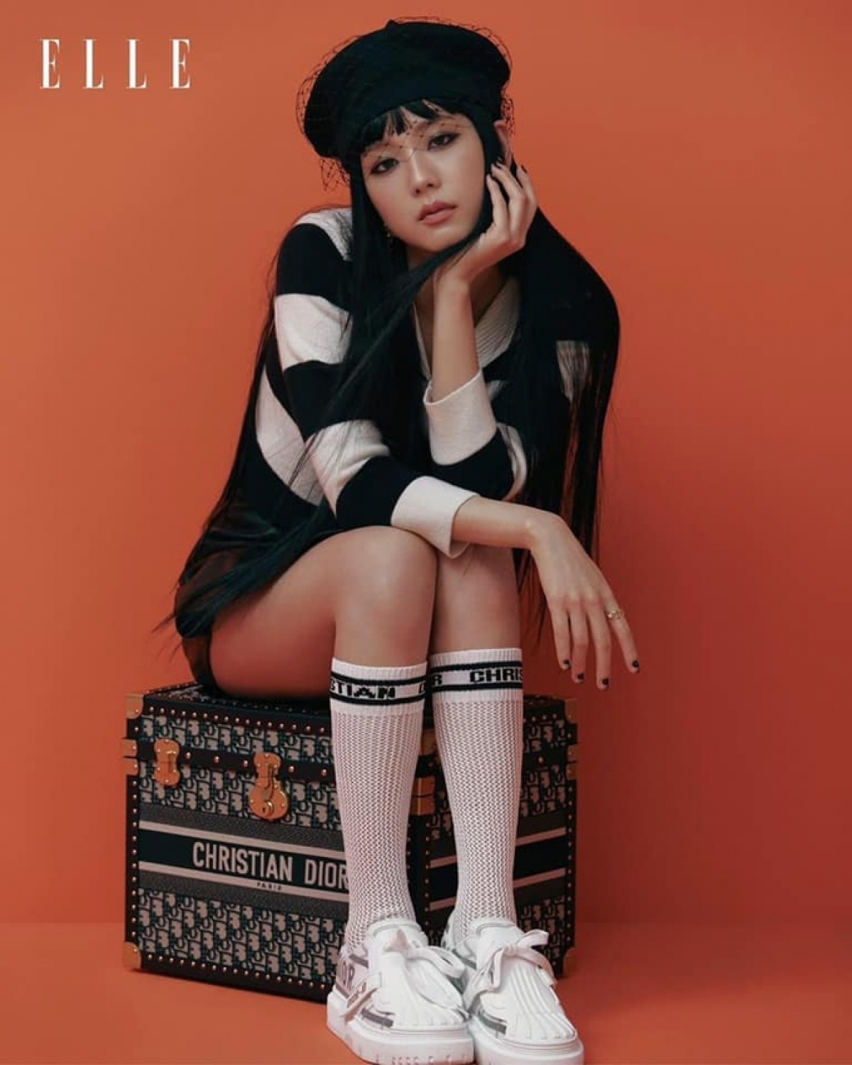 Jisoo trong những thiết kế mới nhất lấy cảm hứng từ chính nữ thần tượng của nhà mốt Dior.