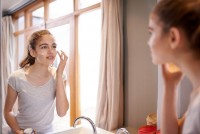 Ở trong phòng cả ngày vẫn cần phải thoa kem chống nắng, vì sao?