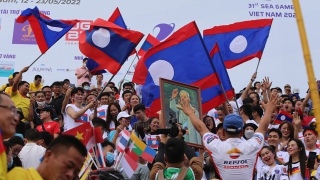 SEA Games 31: U23 Lào cảm ơn cổ động viên Nam Định 'tiếp lửa'