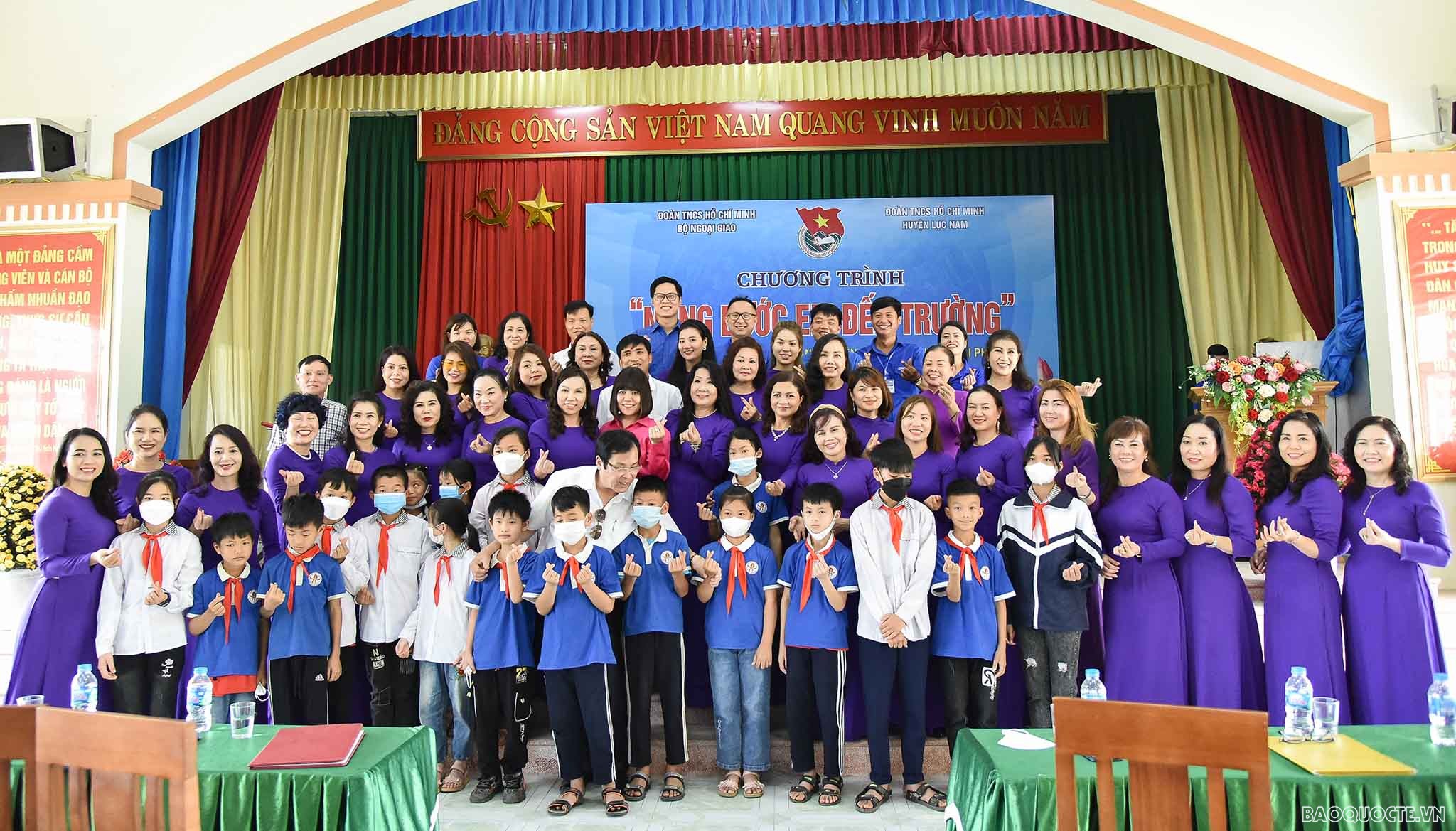 Thanh niên Ngoại giao trao tặng 100 chiếc xe đạp cho học sinh có hoàn cảnh khó khăn ở Bắc Giang