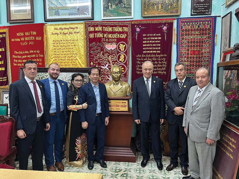 Tổng thư ký Bộ Ngoại giao Algeria Chakib Rachid Kaïd đã đặt vòng hoa, vào Lăng viếng Chủ tịch Hồ Chí Minh; thăm nhà riêng, dâng hương tưởng niệm Đại tướng Võ Nguyên Giáp