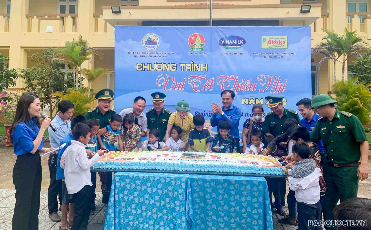 Trao tặng 830 suất quà cho thiếu nhi Quảng Trị