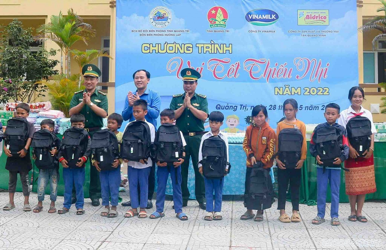 Quảng Trị: Trao tặng 830 suất quà cho thiếu nhi