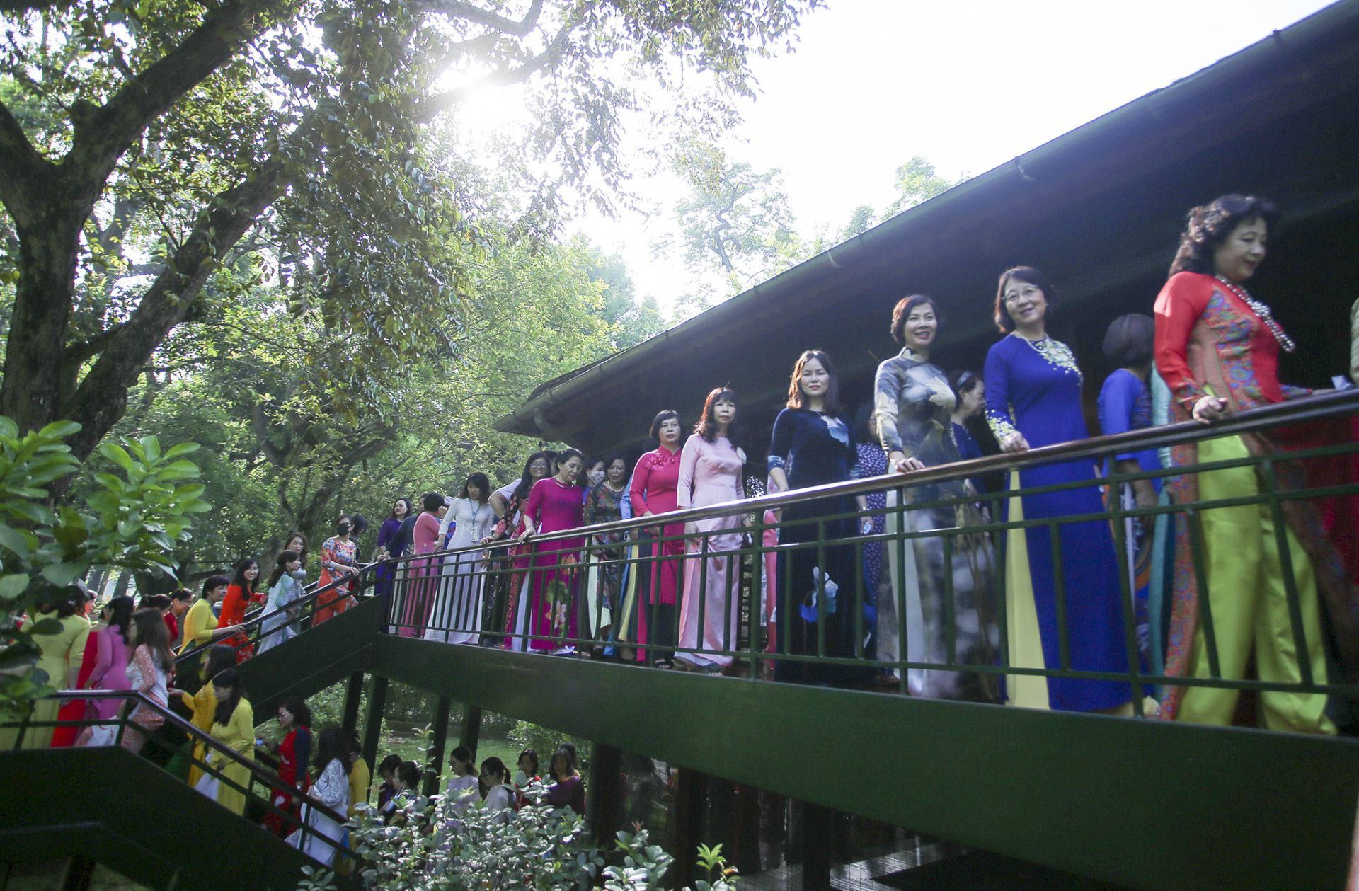 cac nha ngoai giao nu vieng lang bac thiet thuc huong toi 75 nam thanh lap nganh