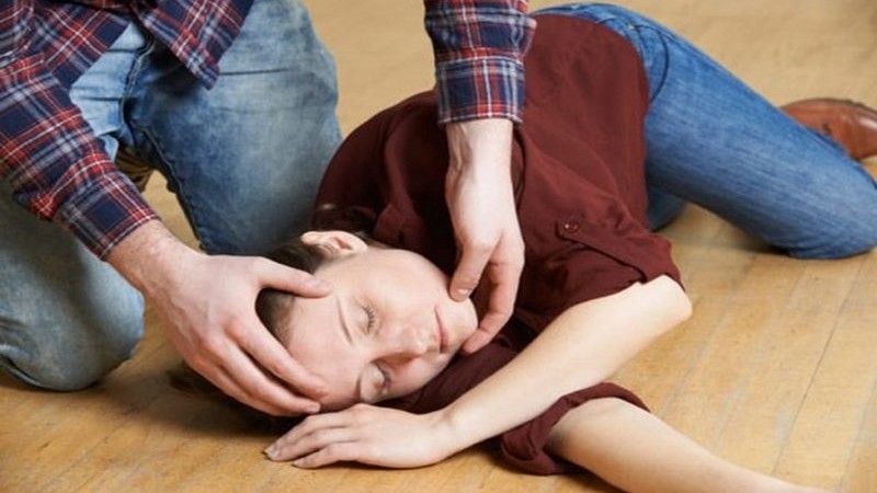 Gặp người co giật, sơ cứu ra sao cho đúng cách?