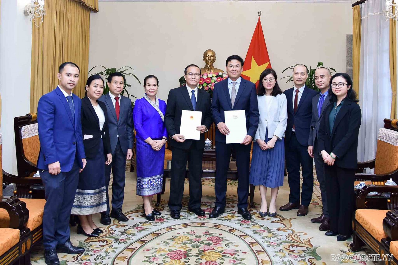 Trao giấy chấp nhận Tổng Lãnh sự mới của Lào tại TP. Đà Nẵng