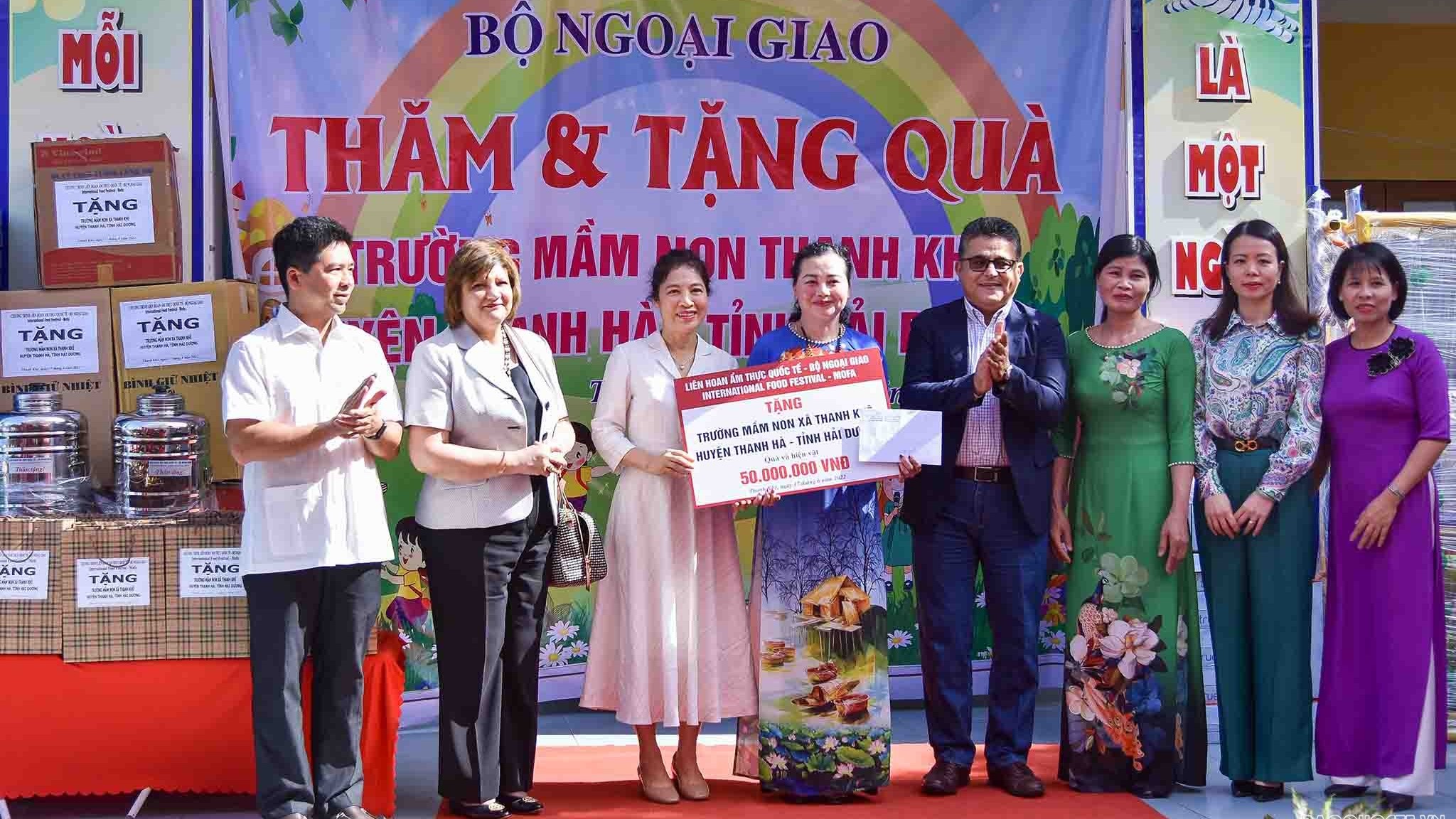 Trao hơn 70 triệu đồng cho thầy và trò Trường Mầm non Thanh Khê, Hải Dương