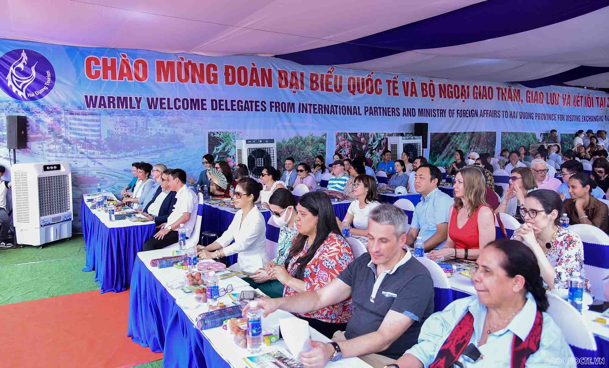 Bè bạn quốc tế thăm quan cây vải tổ, trải nghiệm hái vải và làm bánh đậu xanh tại Hải Dương