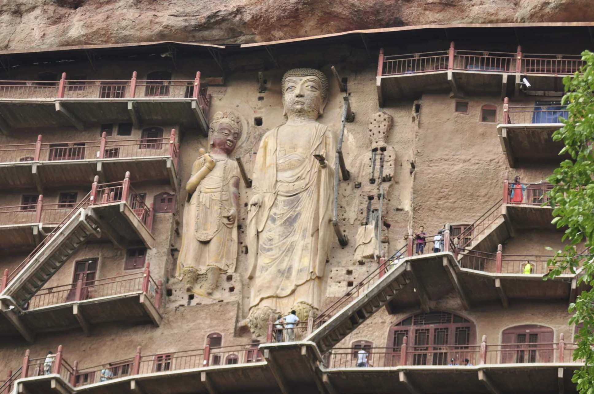 Nơi đây có bộ sưu tập giá trị về các phẩm điêu khắc Phật giáo bằng đất sét và những bức tranh tường tinh sảo được làm từ những năm 384-417 và hàng nghìn năm sau đó.