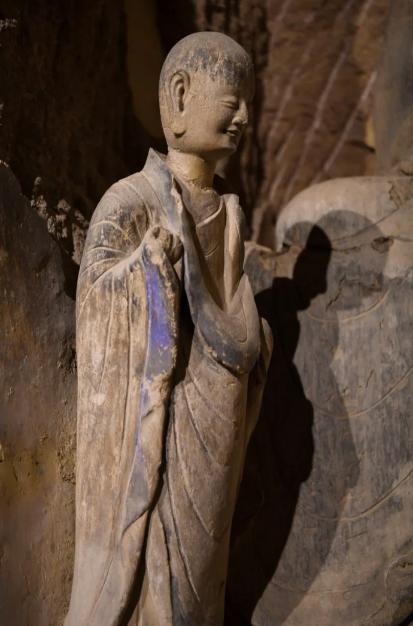 Ngoài ra, để tránh quá tải, hang đá Mạch Tích Sơn chỉ phát hành 6.400 vé mỗi ngày. Các hang nổi bật để tham quan là 003, 004, 013, 121.