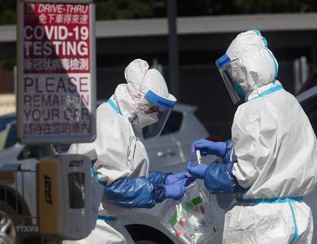 Nhân viên y tế chuẩn bị thiết bị xét nghiệm COVID-19 tại một điểm đỗ xe ở thành phố Daly, bang California (Mỹ). (Ảnh: The Chronicle/TTXVN) Nhân viên y tế chuẩn bị thiết bị xét nghiệm COVID-19 tại một điểm đỗ xe ở thành phố Daly, bang California (Mỹ). (Ảnh: The Chronicle/TTXVN)