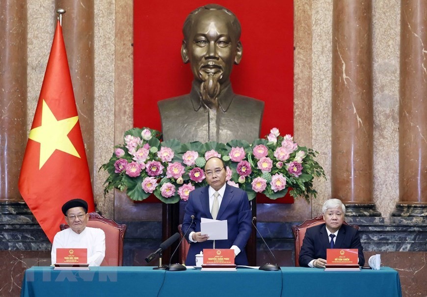 Chủ tịch nước nhiệt liệt hoan nghênh, biểu dương những nỗ lực của các chức sắc đạo Cao Đài và toàn thể đồng bào đạo Cao Đài đối với sự nghiệp xây dựng và bảo vệ Tổ quốc. Chủ tịch nước nhiệt liệt hoan nghênh, biểu dương những nỗ lực của các chức sắc đạo Cao Đài và toàn thể đồng bào đạo Cao Đài đối với sự nghiệp xây dựng và bảo vệ Tổ quốc.